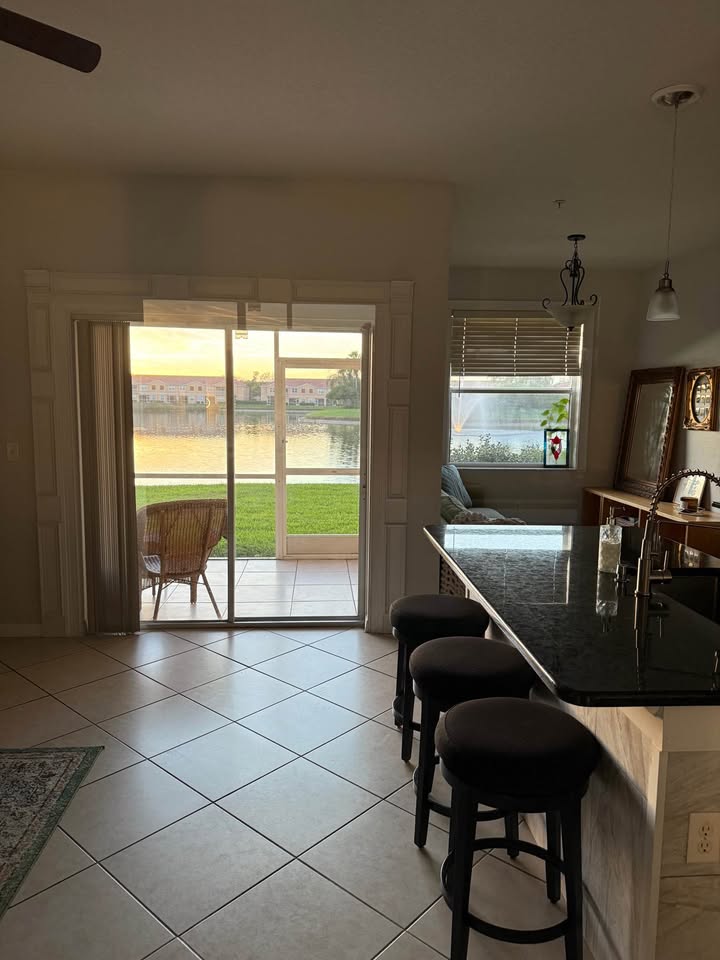 Kitchen breakfast bar with lake access